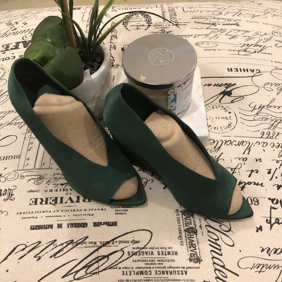 BURBERRY Womens Shoes PRORSUM EMERALD JADE - Picture 2 of 14